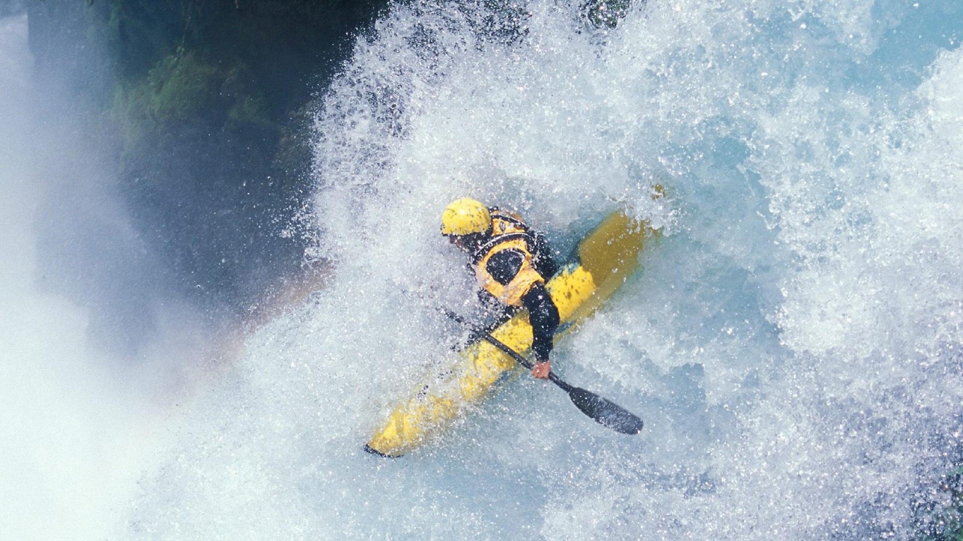 仰泳赛场波兰选手步伐稳定，仰泳冠军的慢动作视频