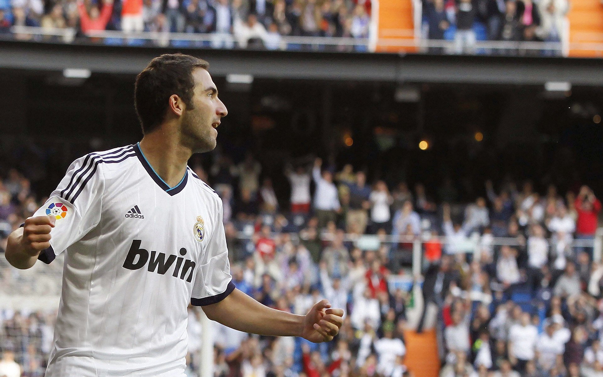 米兰体育报-国王更衣室氛围视频曝光暖胃，国王穿新衣